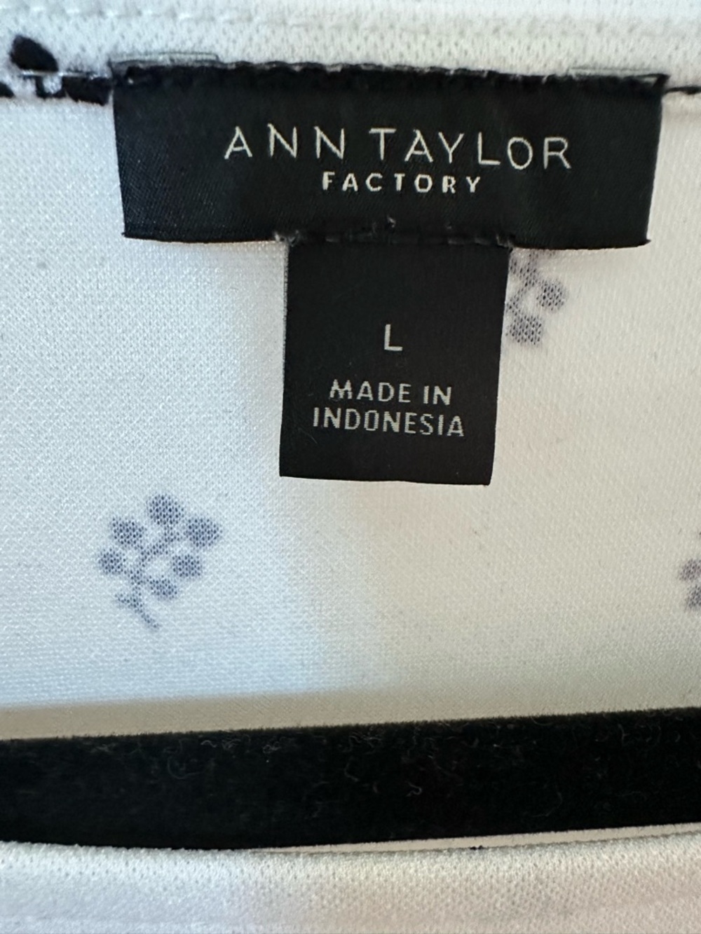 Ann Taylor White Blouse with Black Geometric Print - Picture 4 of 4